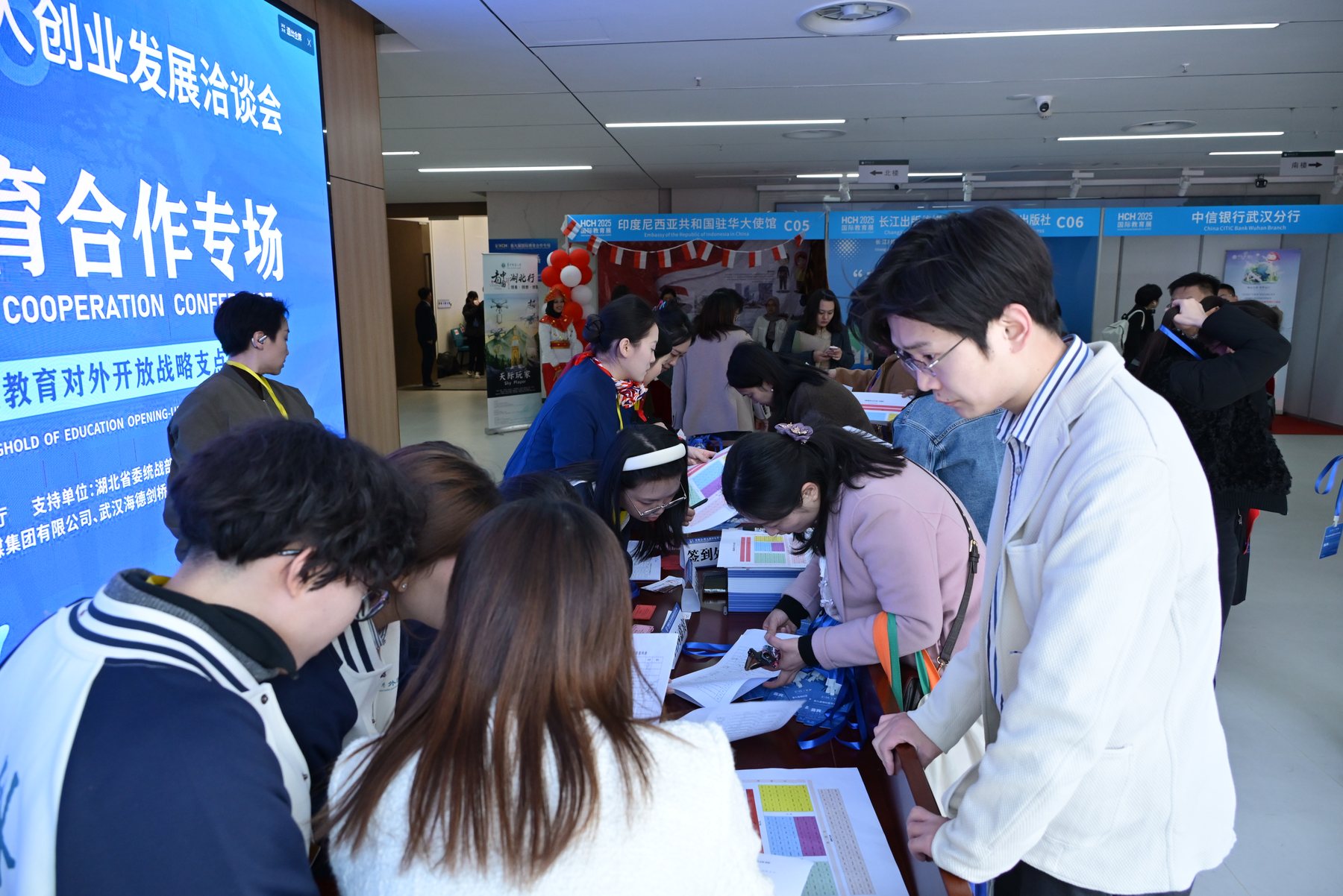 参会学生与嘉宾在现场报到