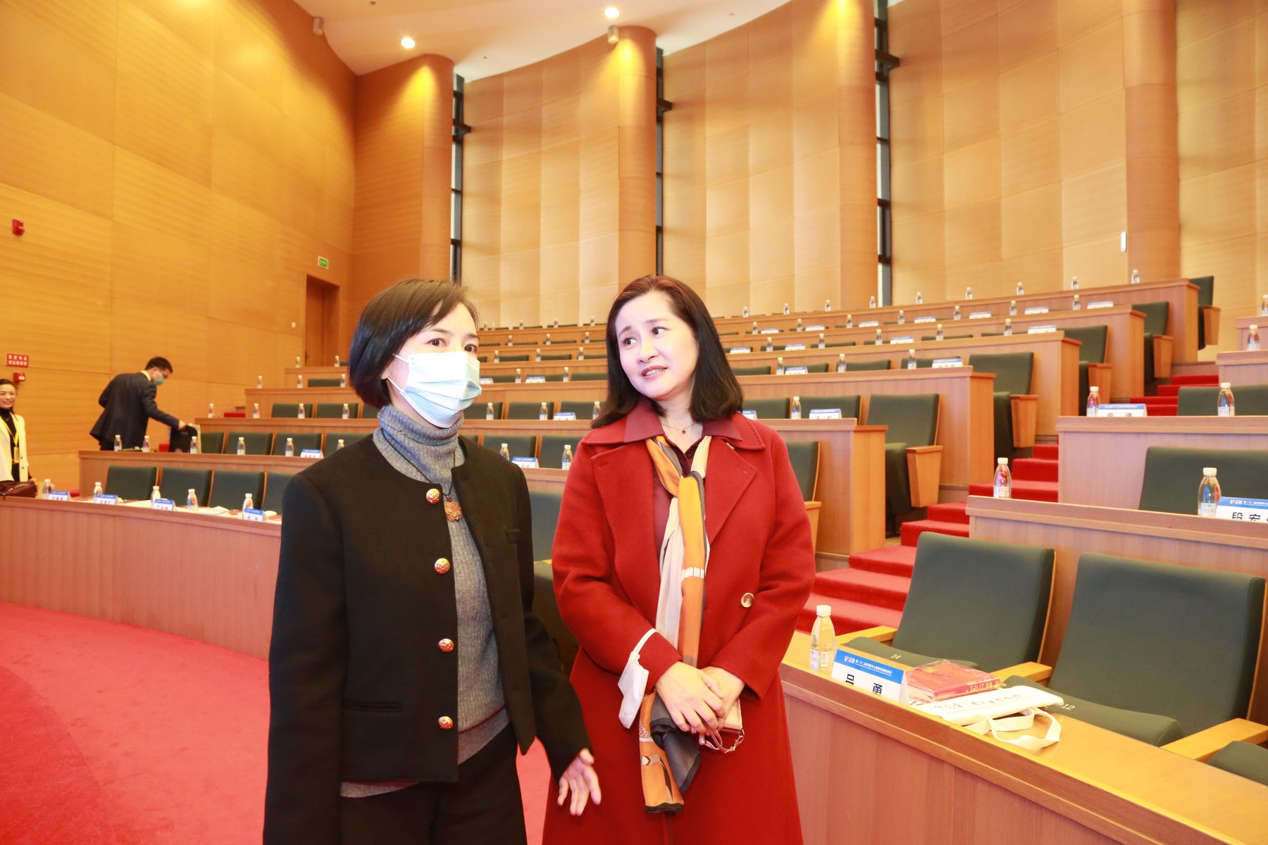 参会嘉宾在会场交流
