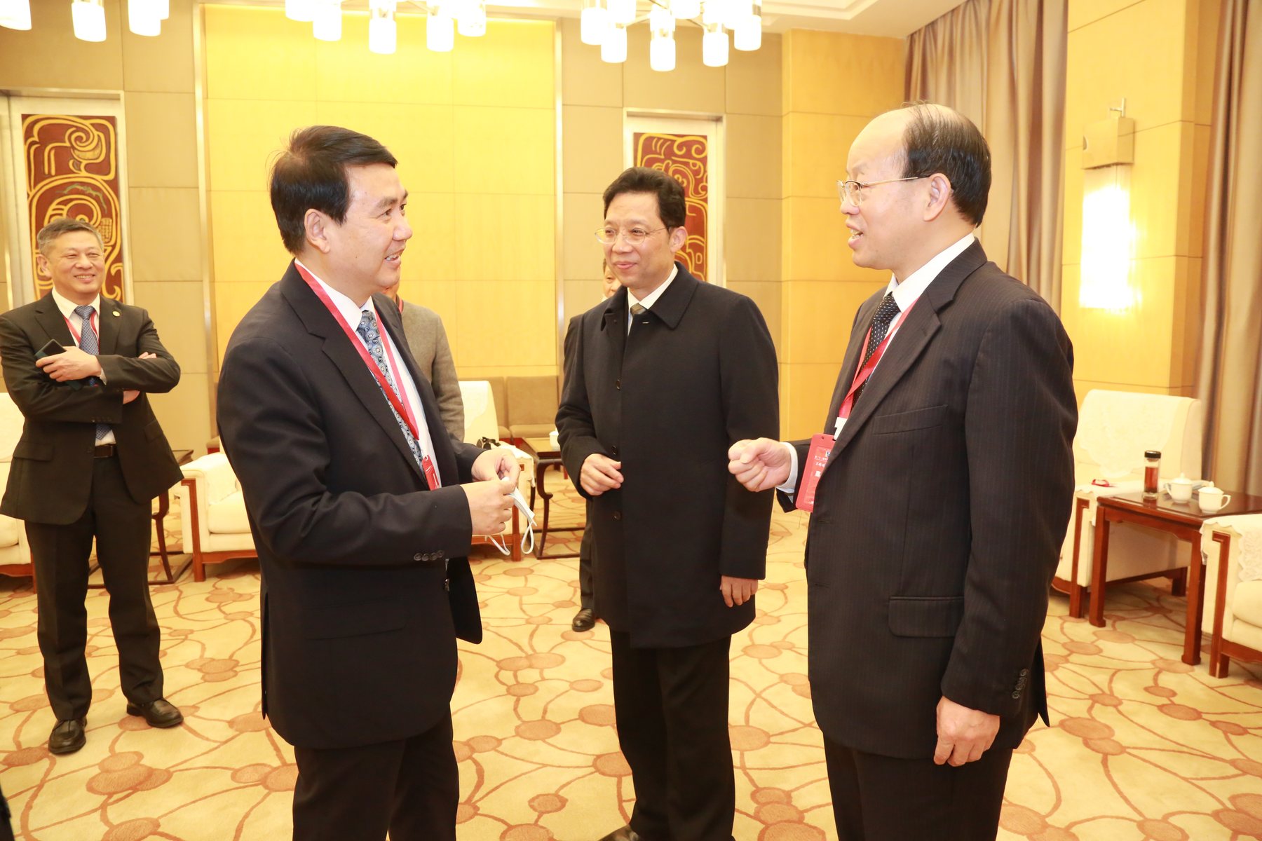 大会嘉宾抵达会场
