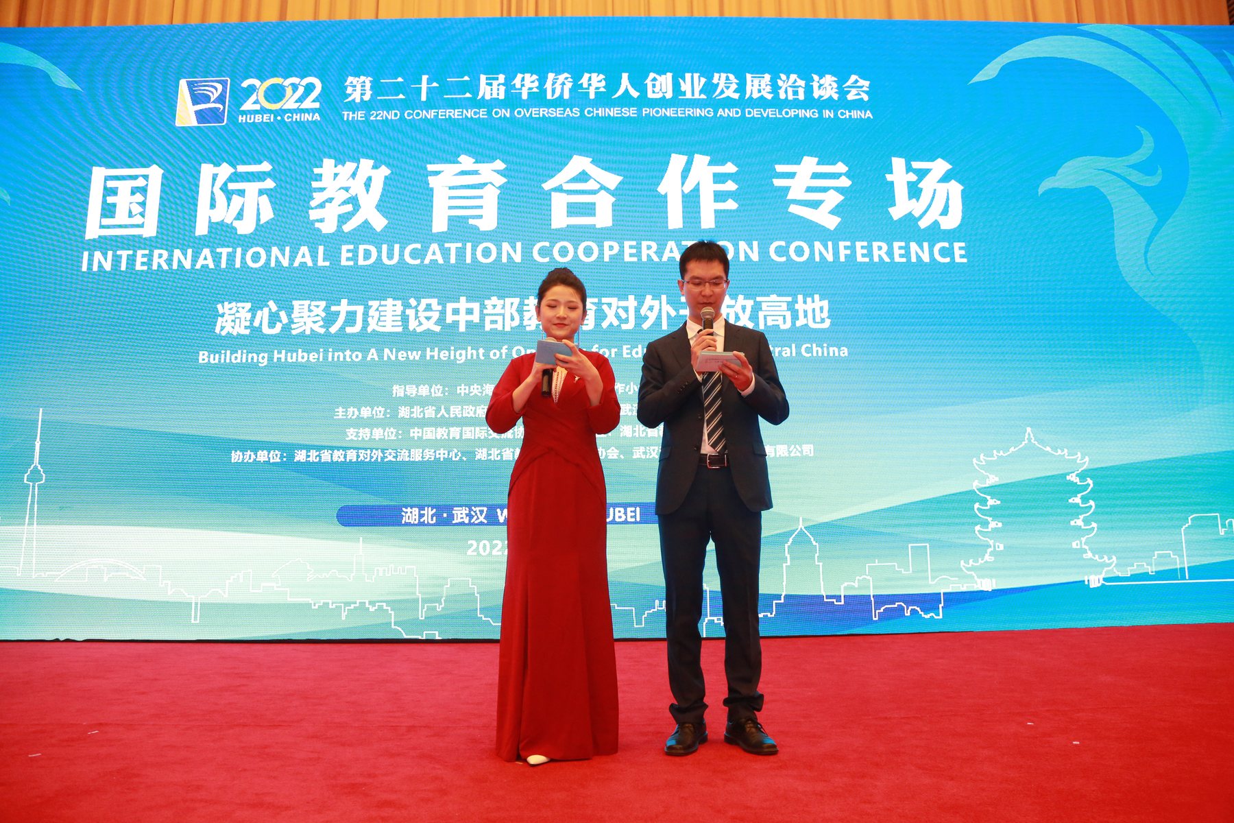 大会嘉宾在会场留影