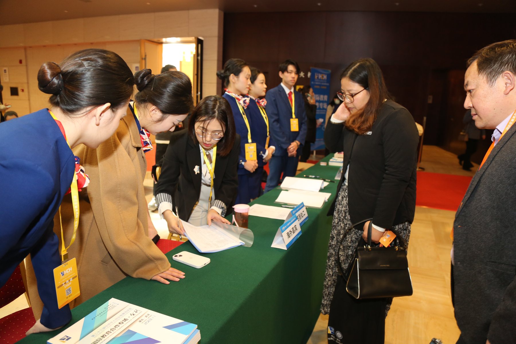参会嘉宾在大会报到处登记