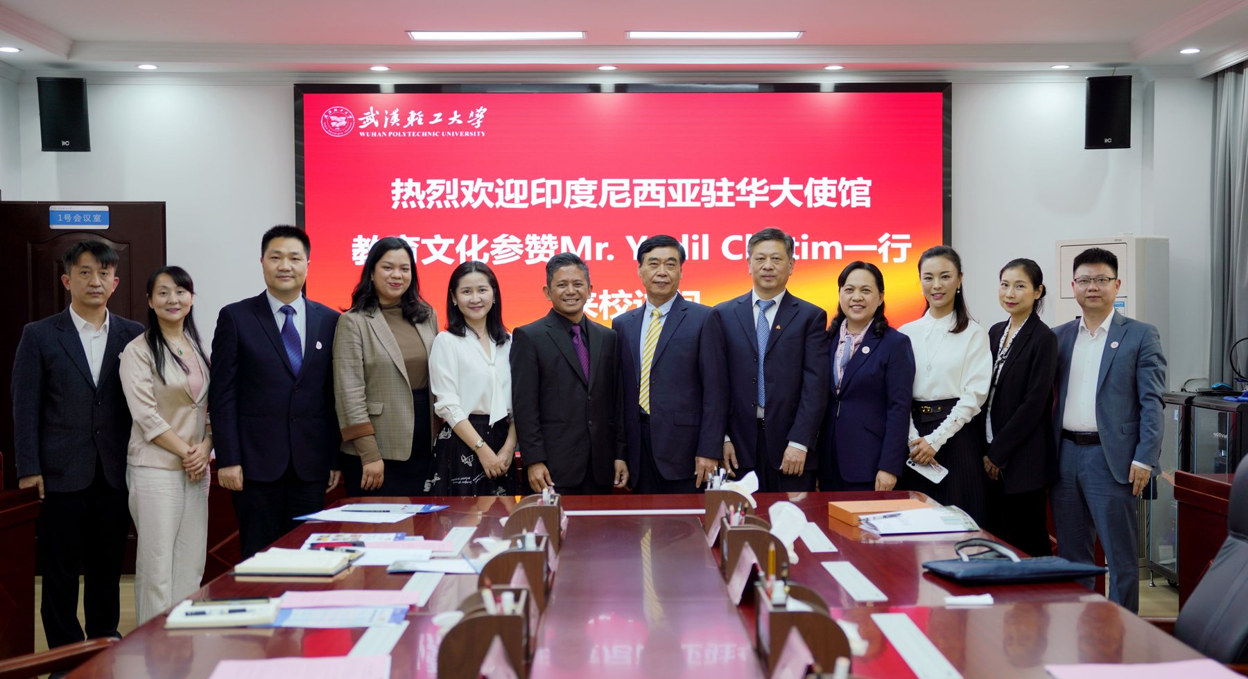 海外嘉宾与武汉轻工大学代表座谈合影
