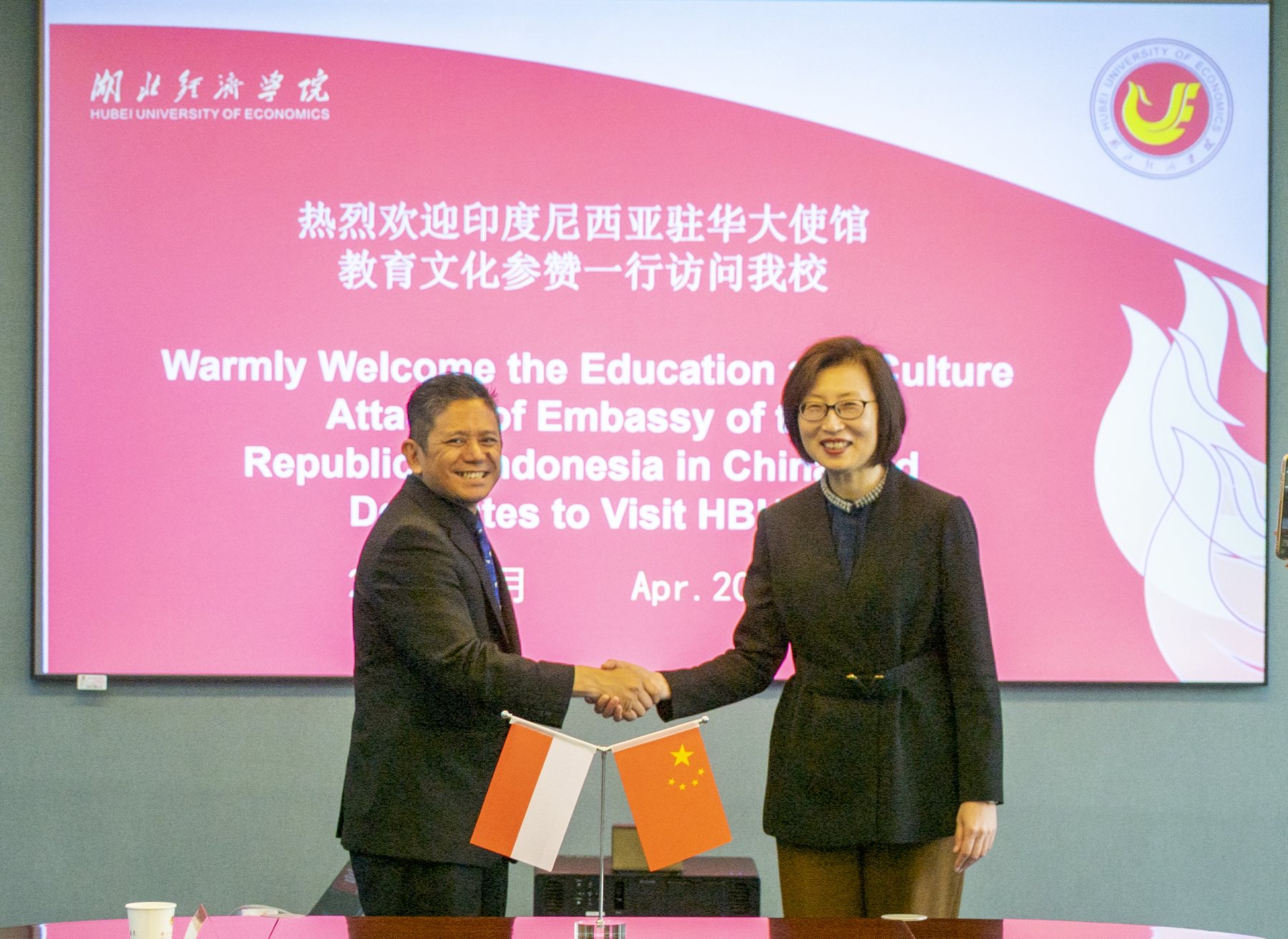 海外嘉宾访问湖北经济学院并互赠纪念品