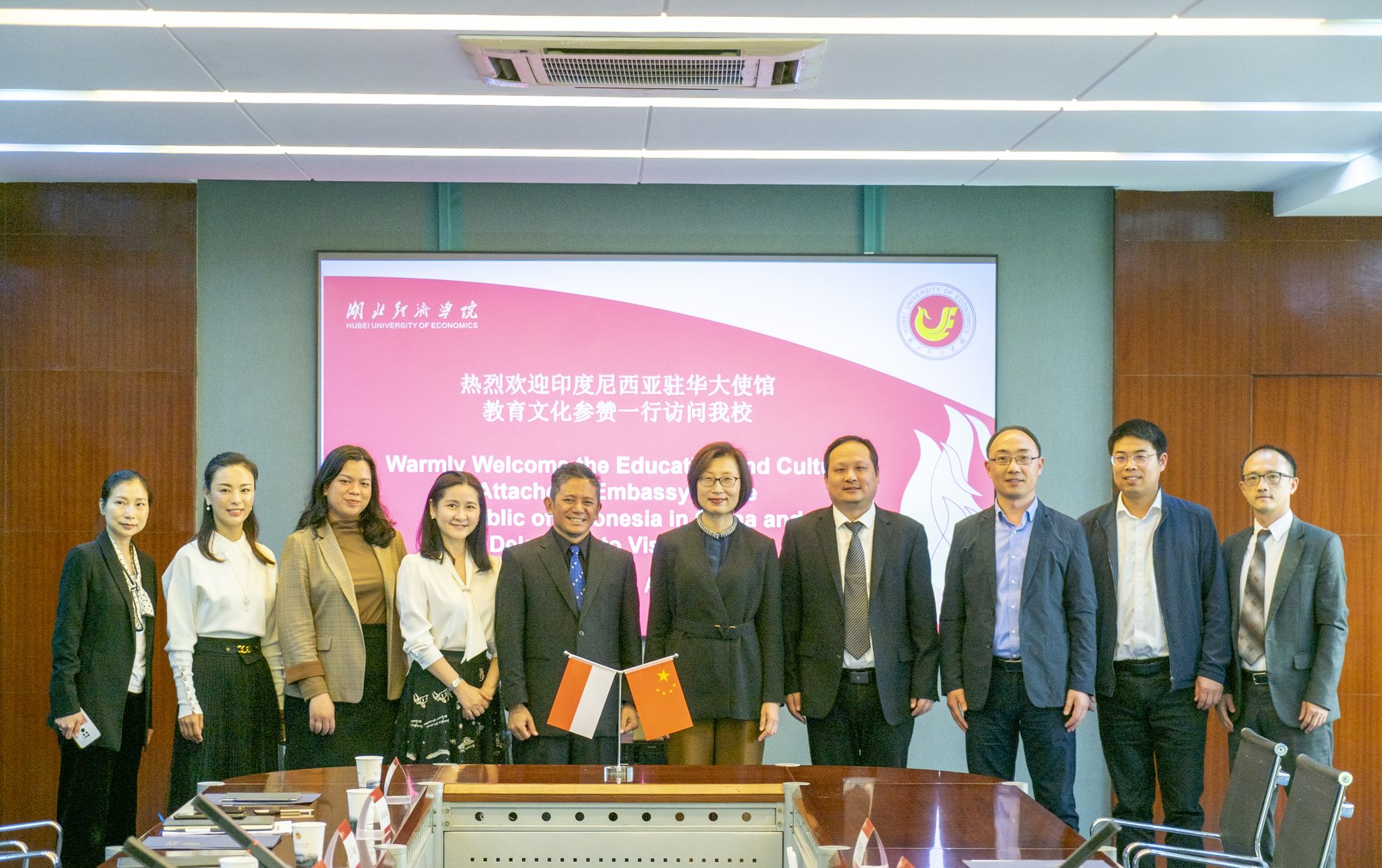 海外嘉宾与湖北经济学院代表合影