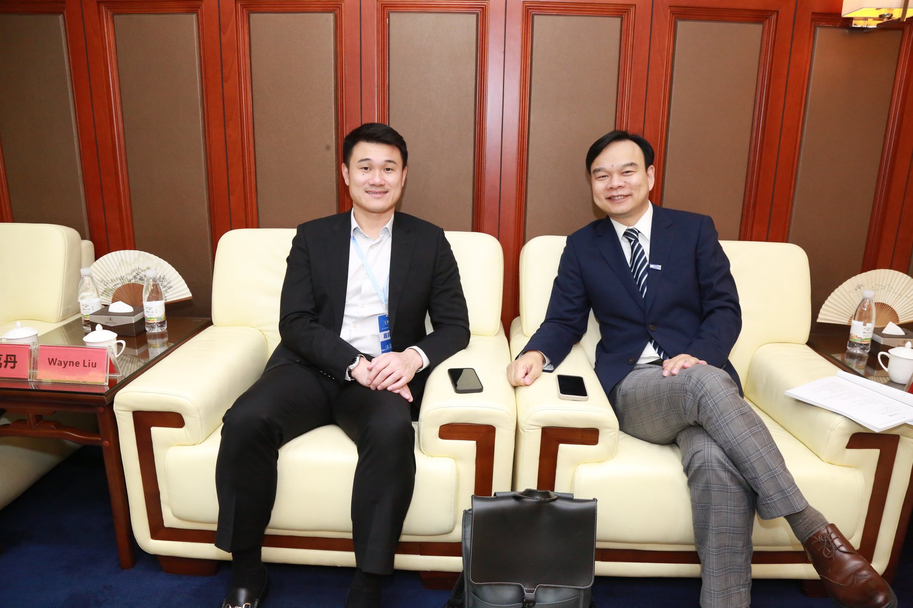 参会嘉宾在会前交流